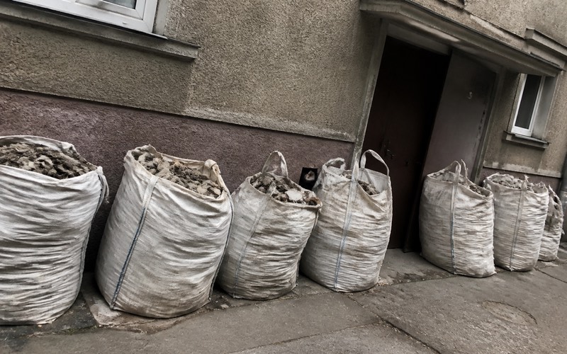 Būvgružu maisi sagatavoti izvešanai pie mājas ieejas
